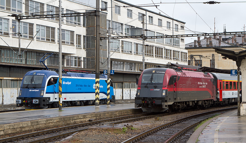 Dva křtěné Taurusy - Vlevo 'Spirit of Brno' a vpravo 'Spirit of Praha' pokřtěný u příležitosti prezentační jízdy Railjetu v dubnu 2013